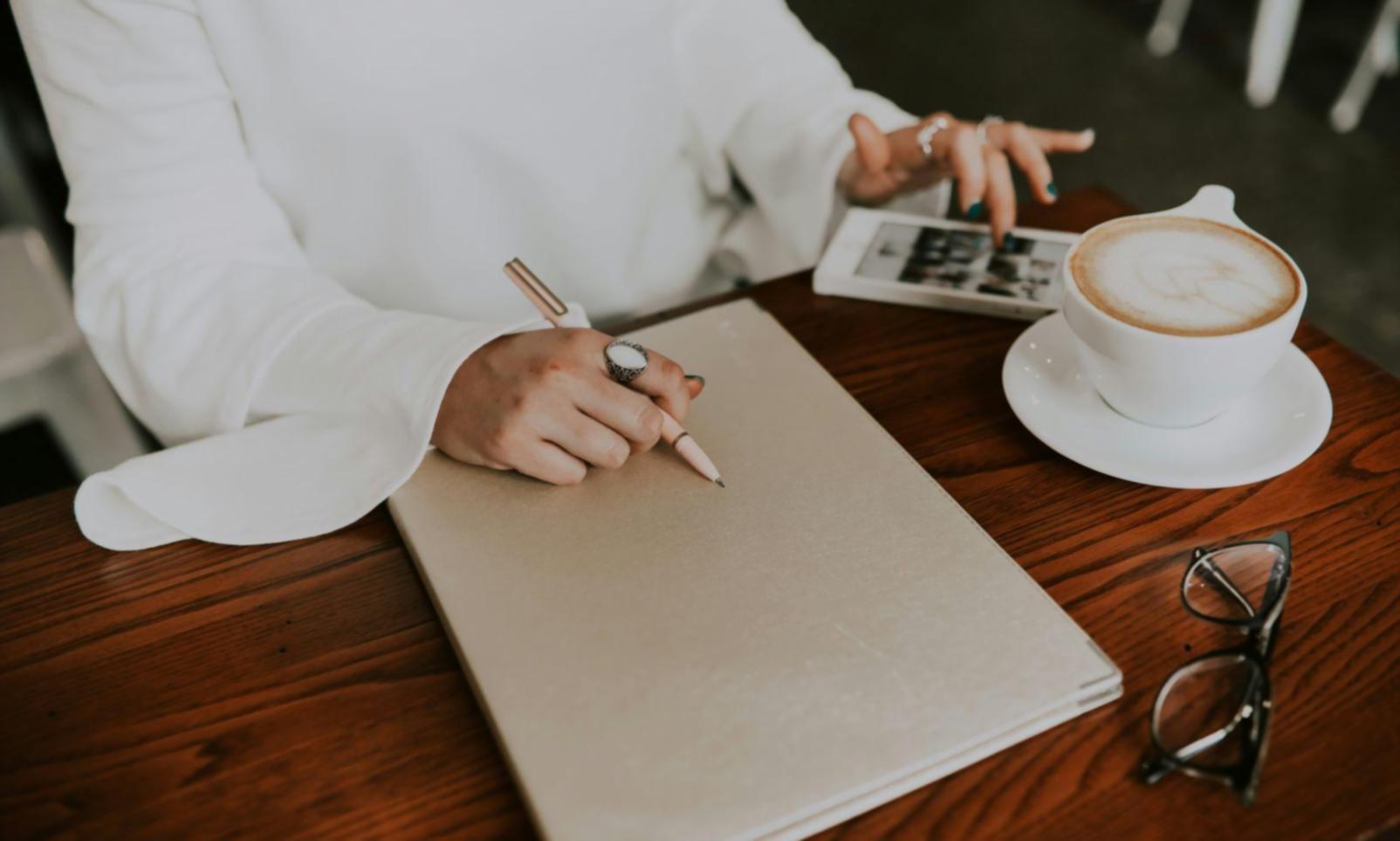 Sesión de formación empresarial con participantes trabajando en equipo