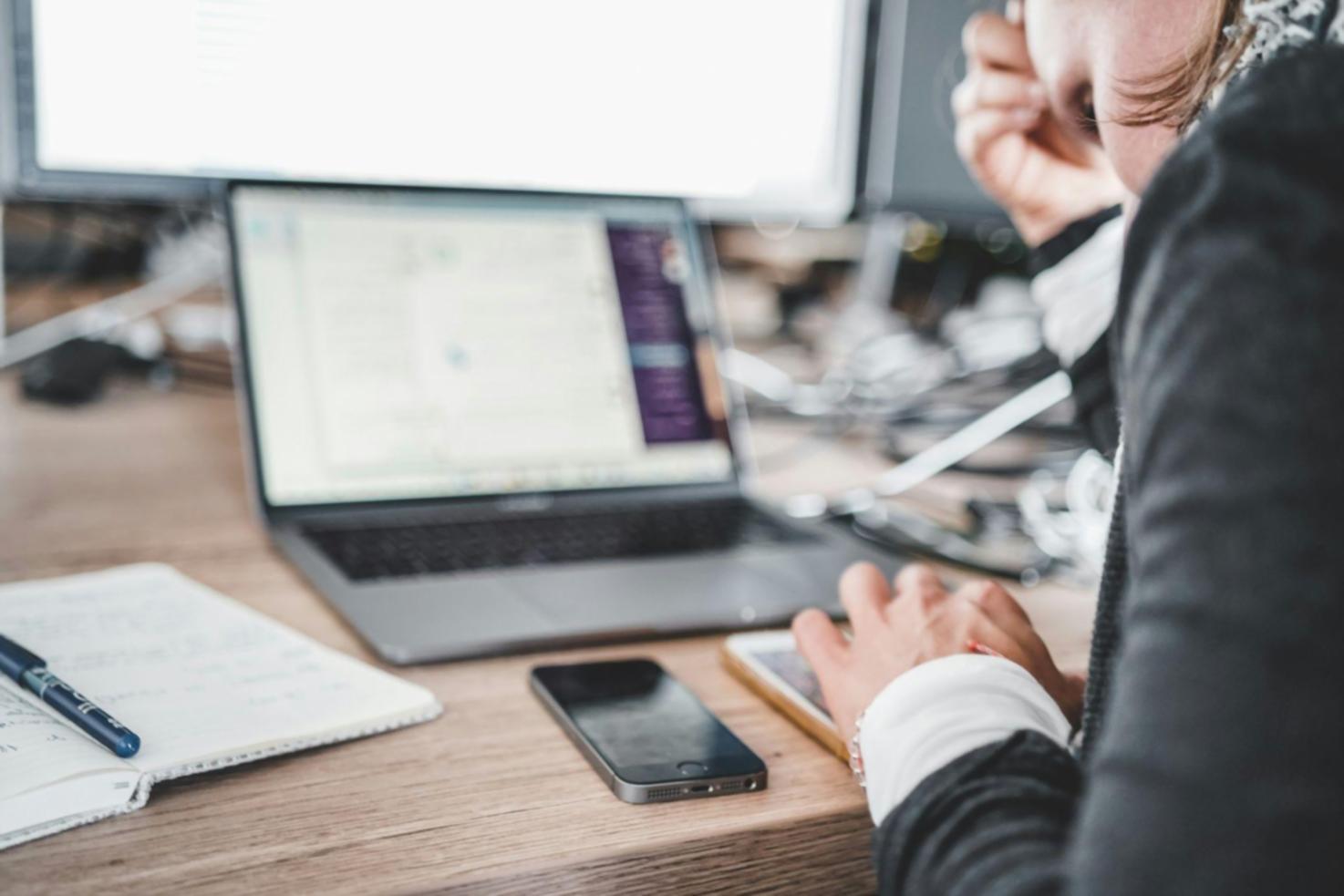 Profesionales analizando estrategias financieras en reunión empresarial
