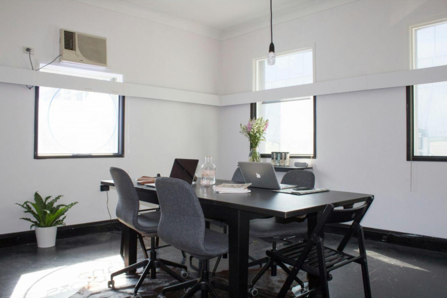 Análisis financiero empresarial con documentos y gráficos sobre mesa de trabajo moderna