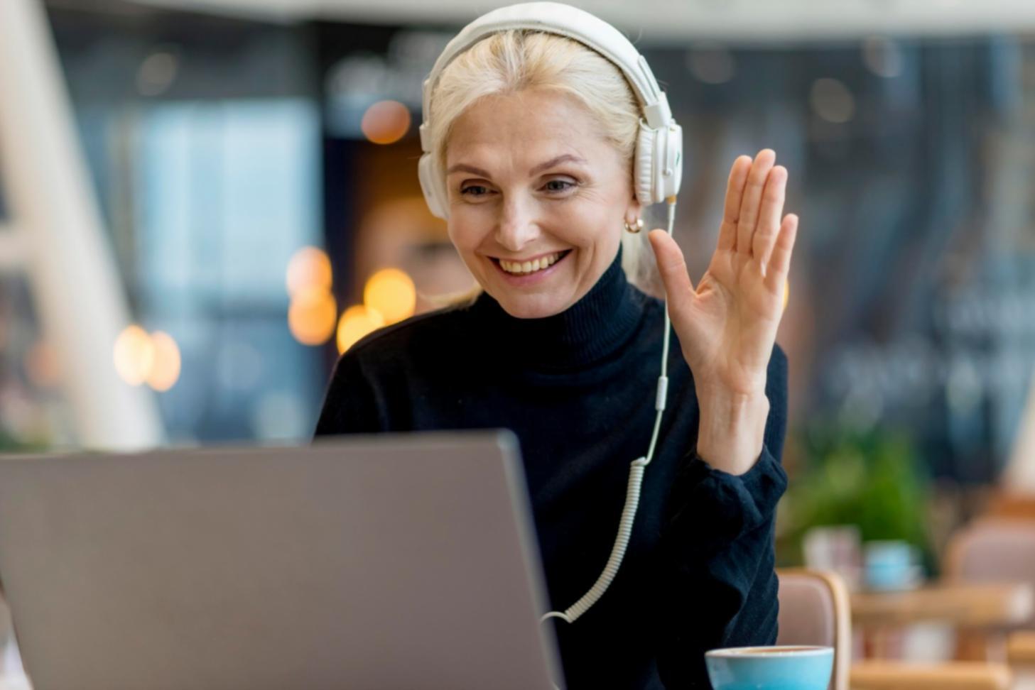Profesionales analizando datos financieros en una sesión de trabajo colaborativo