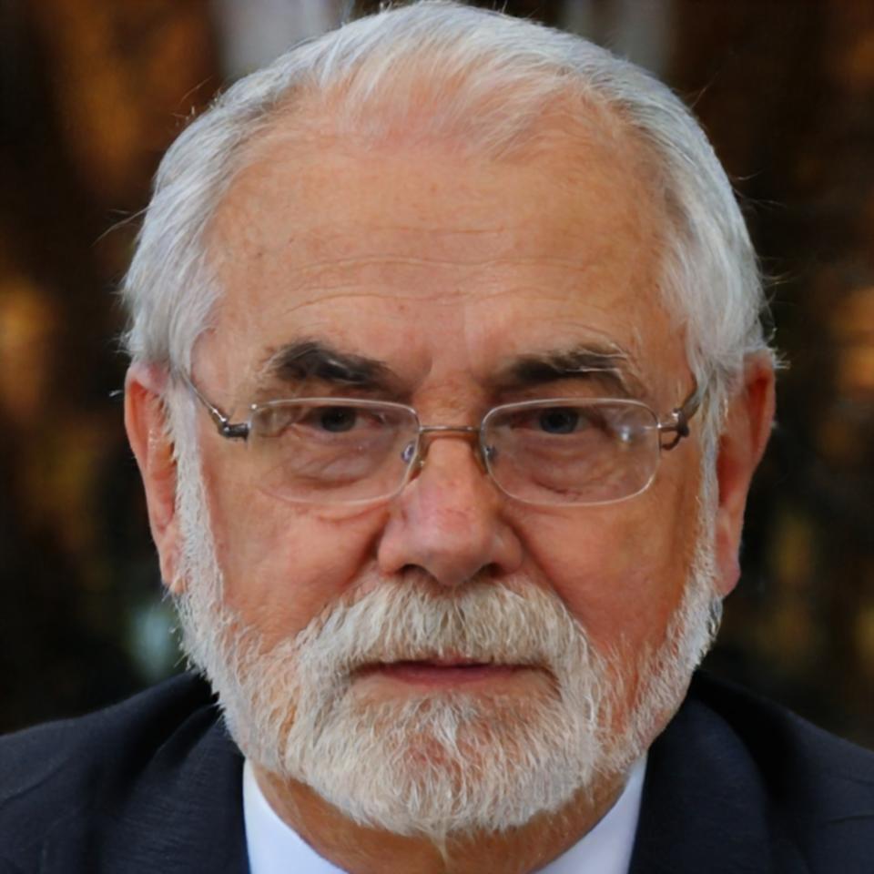 Retrato profesional de Aurelio Mendoza