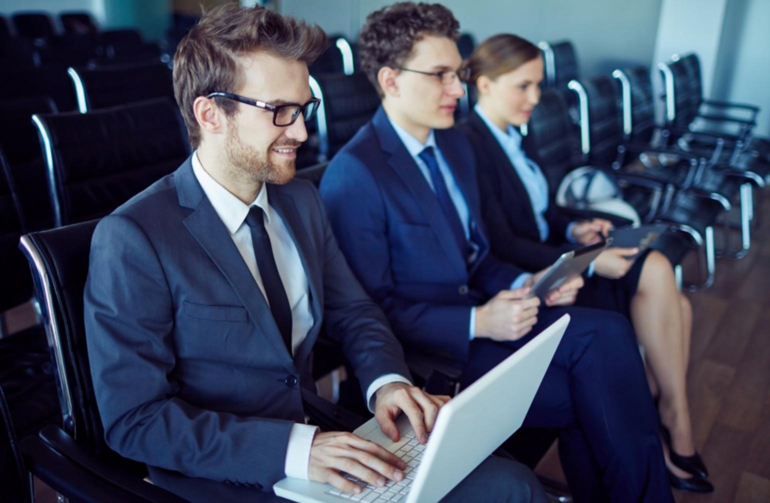 Dashboard financiero mostrando métricas de rendimiento empresarial